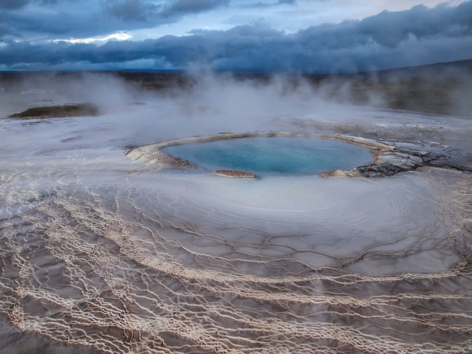 Image 2 pour L’aventure de la vie commence ! : <p>Les conditions qui règnent dans cette piscine géothermale, aux fréquentes variations de niveau d'eau et de température, sont peut-être similaires à celles qui ont permis le développement de la vie.</p><h6>©bozulek - stock.adobe.com</h6>