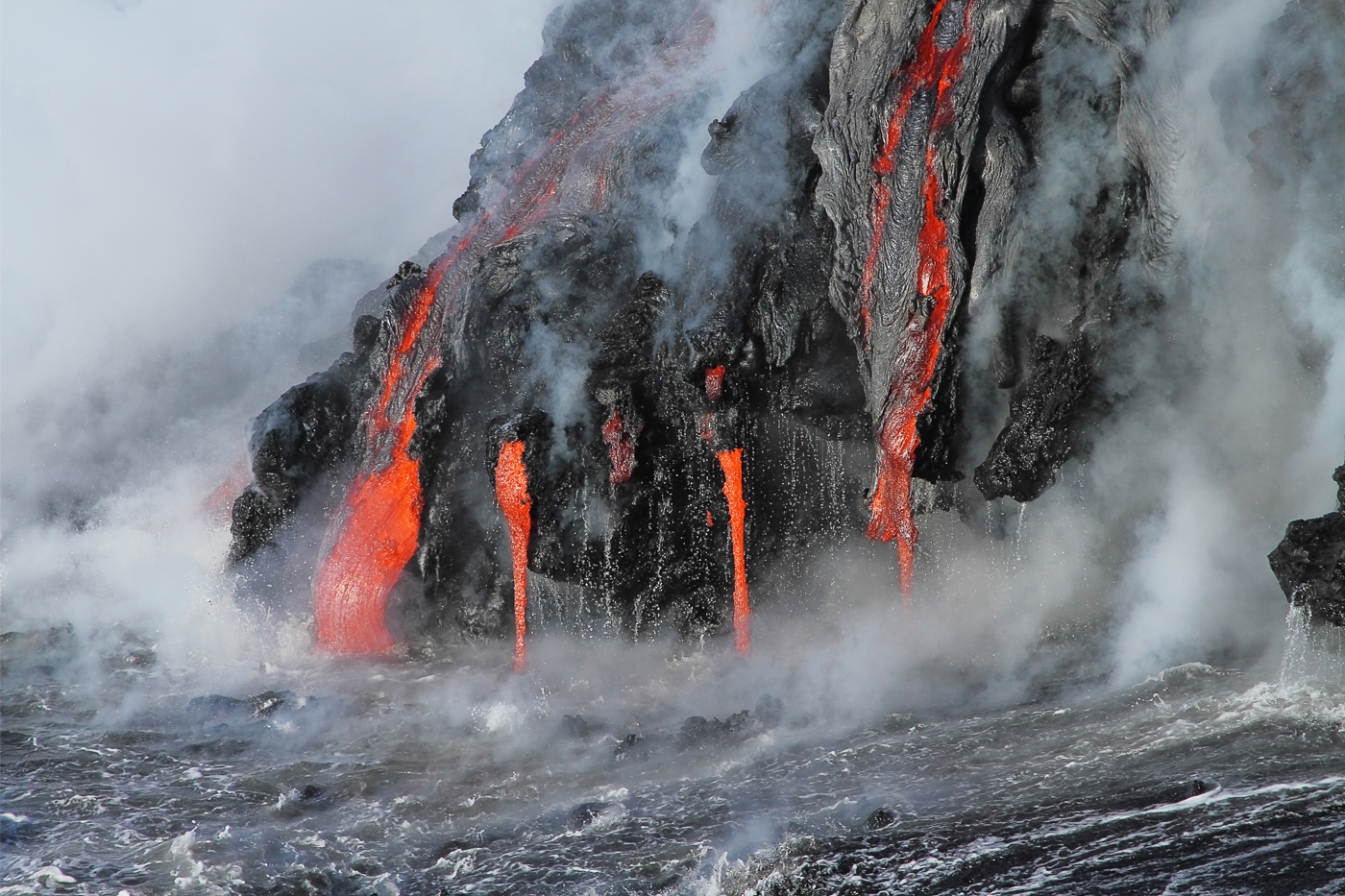 Image 1 pour Alerte aux pluies ! : <p>Cette image illustre la façon dont l'eau liquide peut rencontrer un magma rocheux.</p><h6>©alphadogdesign - stock.adobe.com</h6>