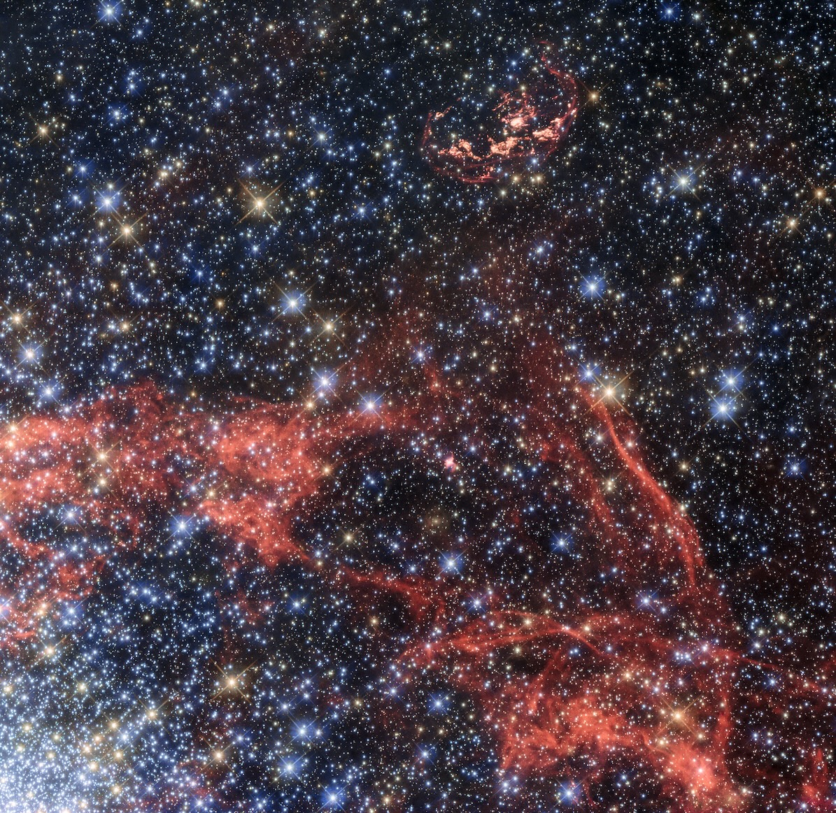 Image 1 pour À la découverte des étoiles : <p>Cette image composite révèle l'amas d'étoiles NGC 1850 en bas à gauche : leur teinte bleutée et rougeâtre témoigne de leur température de surface.</p><h6>©NASA, ESA, H.-Y. Chu (Academia Sinica, Taipei)</h6>